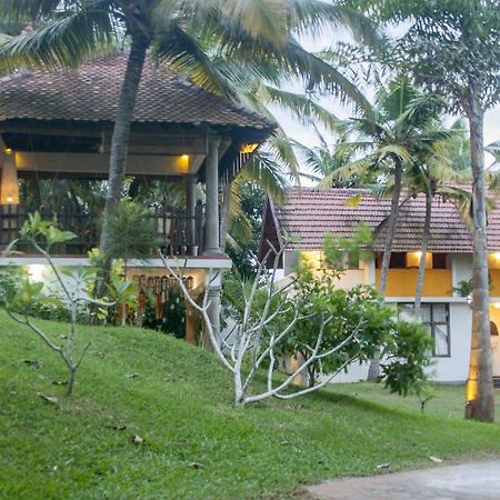 โอเวอร์ เดอะ ฮิลล์ รีสอร์ต Hotel Poovar ภายนอก รูปภาพ