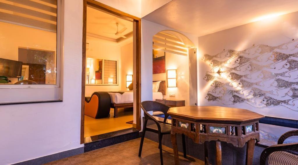 โอเวอร์ เดอะ ฮิลล์ รีสอร์ต Hotel Poovar ภายนอก รูปภาพ