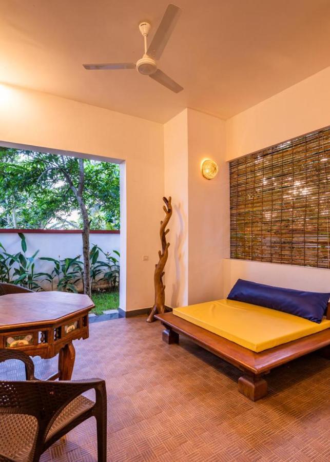 โอเวอร์ เดอะ ฮิลล์ รีสอร์ต Hotel Poovar ภายนอก รูปภาพ
