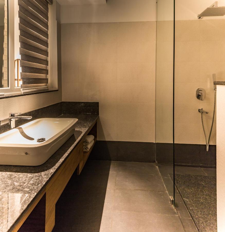 โอเวอร์ เดอะ ฮิลล์ รีสอร์ต Hotel Poovar ภายนอก รูปภาพ
