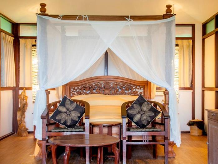 โอเวอร์ เดอะ ฮิลล์ รีสอร์ต Hotel Poovar ภายนอก รูปภาพ