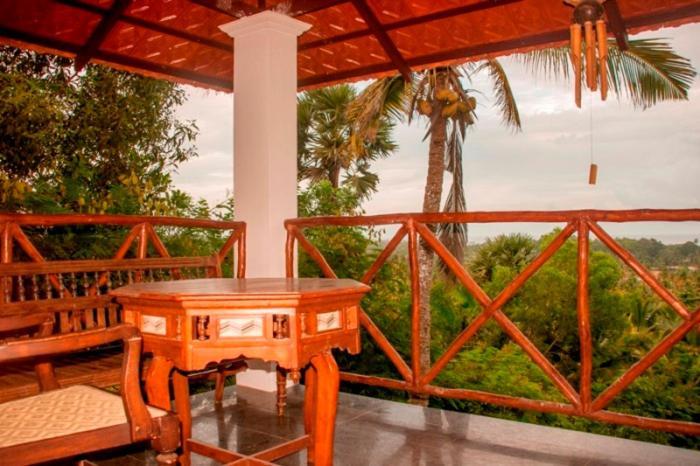 โอเวอร์ เดอะ ฮิลล์ รีสอร์ต Hotel Poovar ภายนอก รูปภาพ