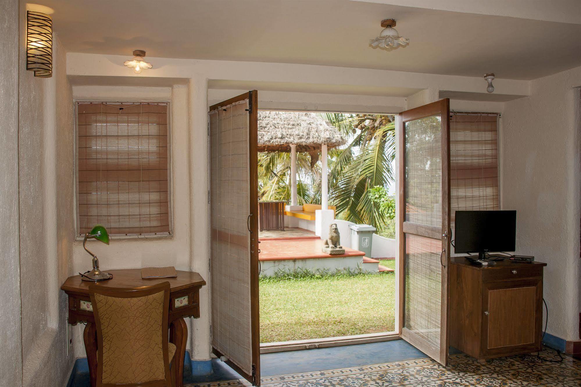 โอเวอร์ เดอะ ฮิลล์ รีสอร์ต Hotel Poovar ภายนอก รูปภาพ