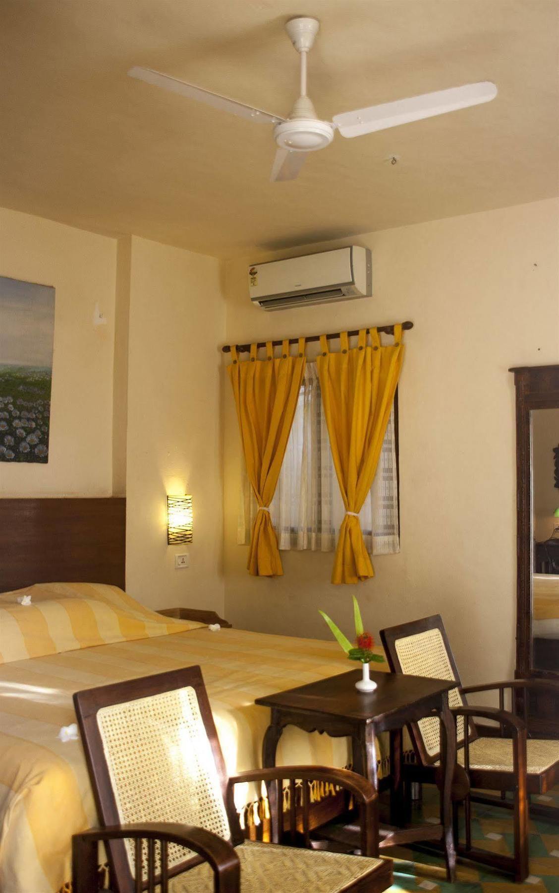 โอเวอร์ เดอะ ฮิลล์ รีสอร์ต Hotel Poovar ภายนอก รูปภาพ