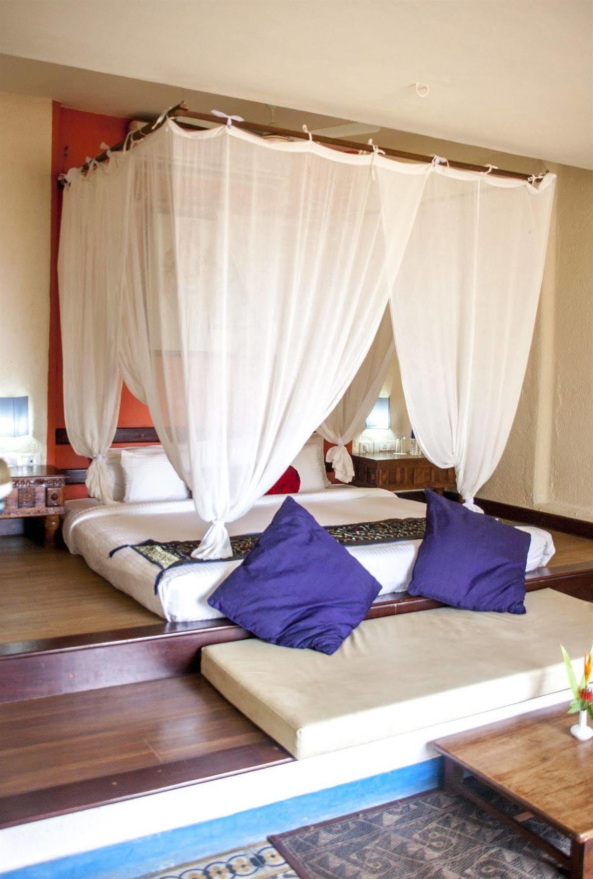 โอเวอร์ เดอะ ฮิลล์ รีสอร์ต Hotel Poovar ภายนอก รูปภาพ