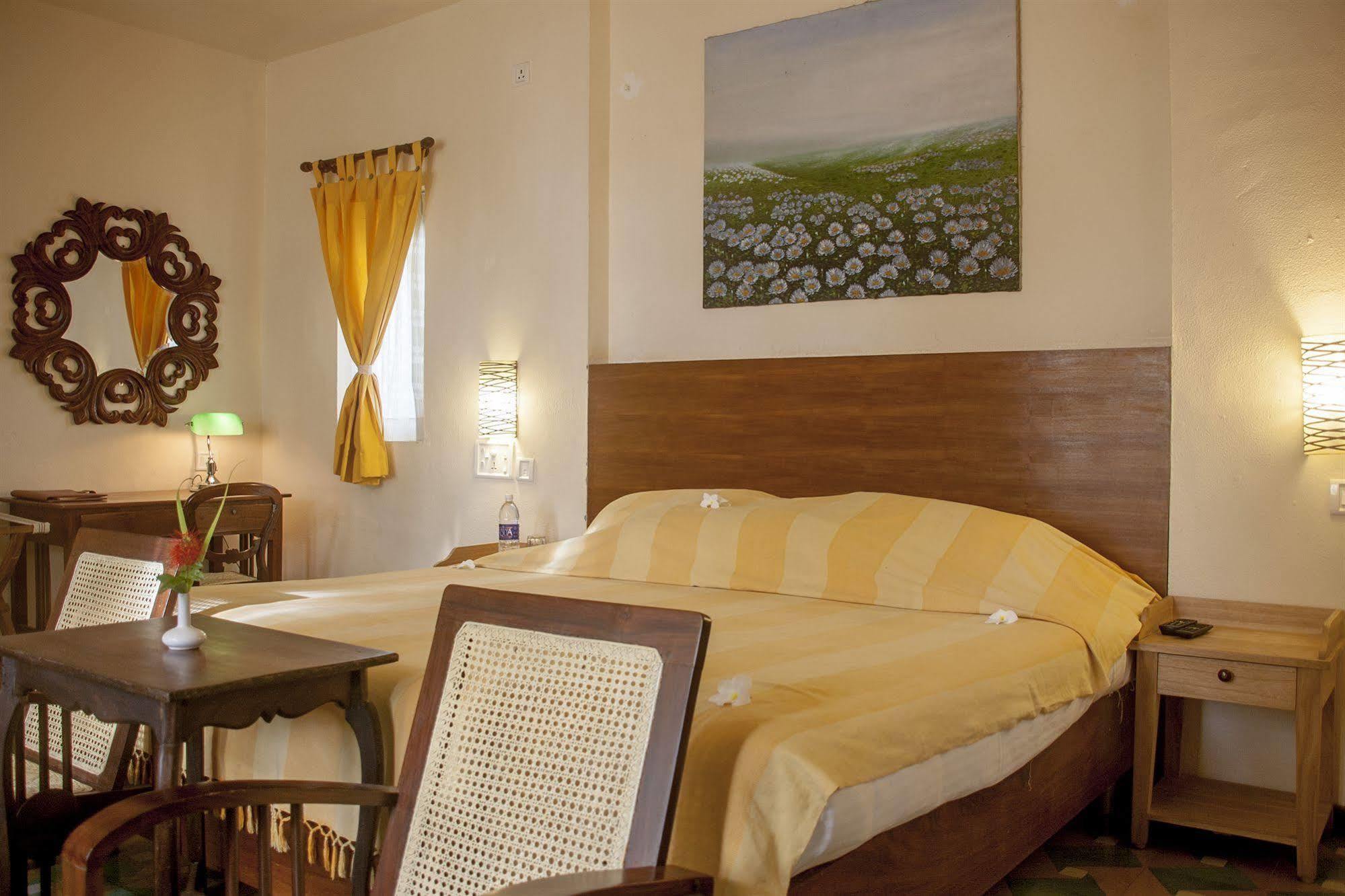 โอเวอร์ เดอะ ฮิลล์ รีสอร์ต Hotel Poovar ภายนอก รูปภาพ