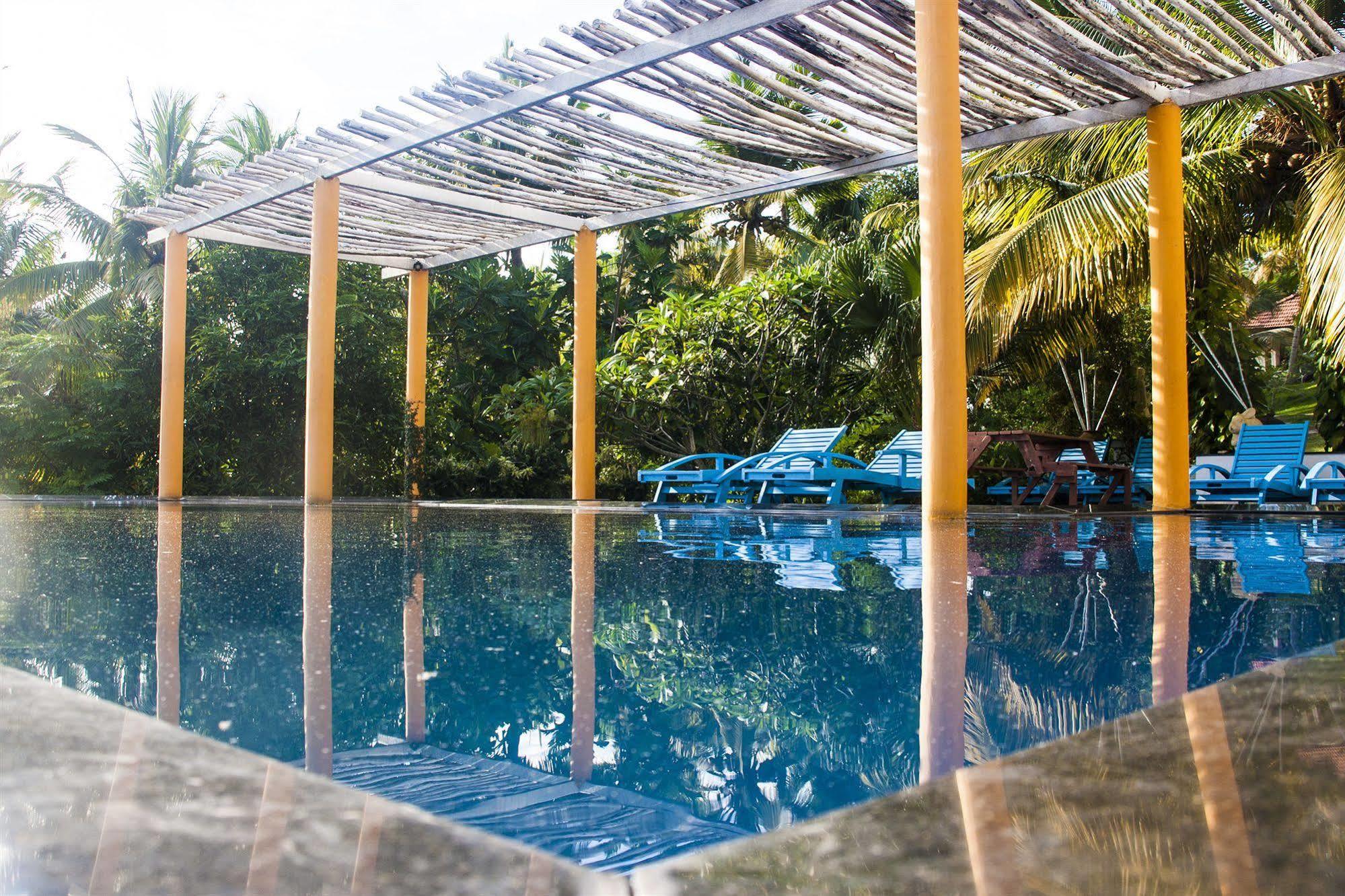 โอเวอร์ เดอะ ฮิลล์ รีสอร์ต Hotel Poovar ภายนอก รูปภาพ