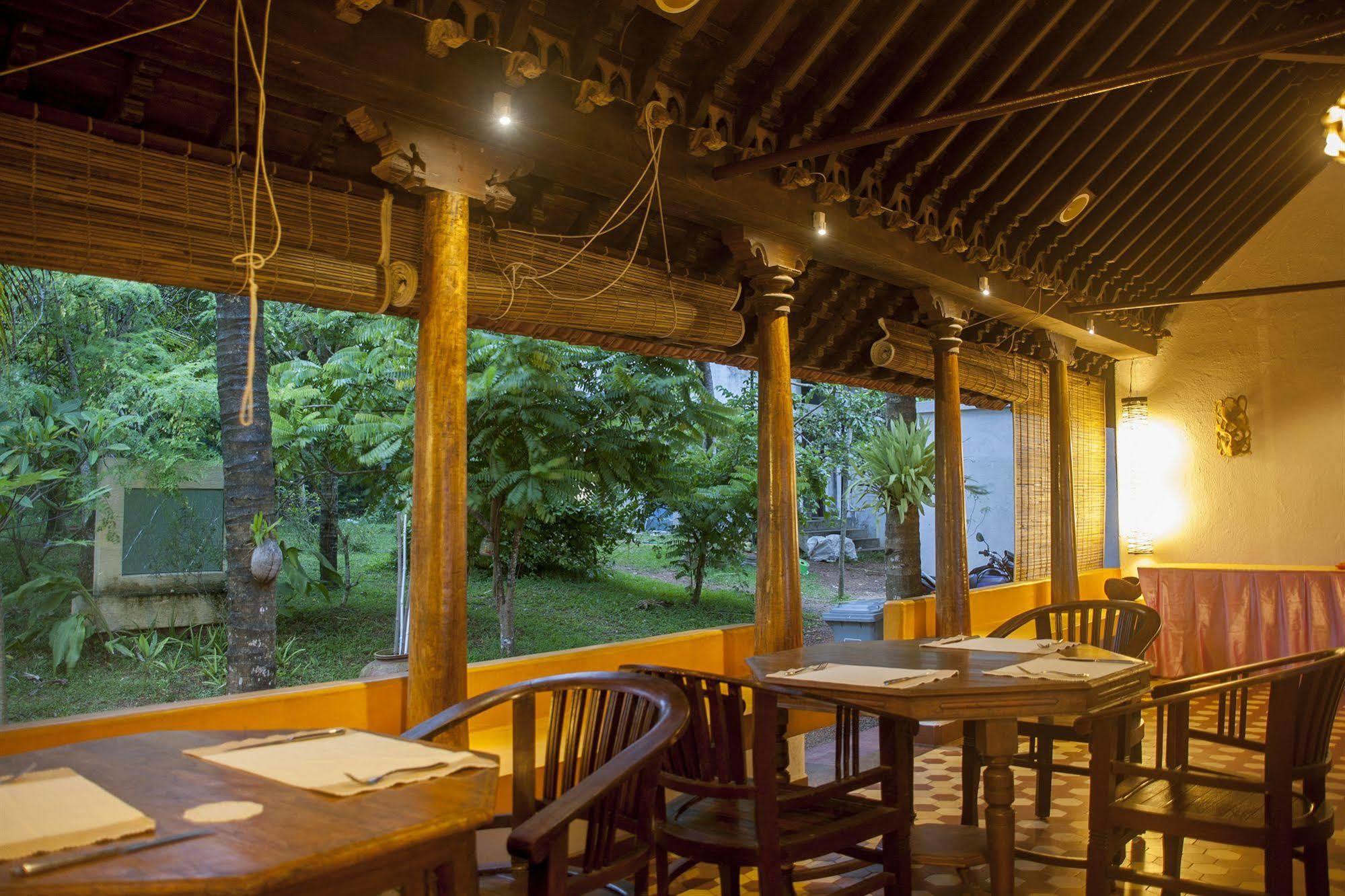 โอเวอร์ เดอะ ฮิลล์ รีสอร์ต Hotel Poovar ภายนอก รูปภาพ