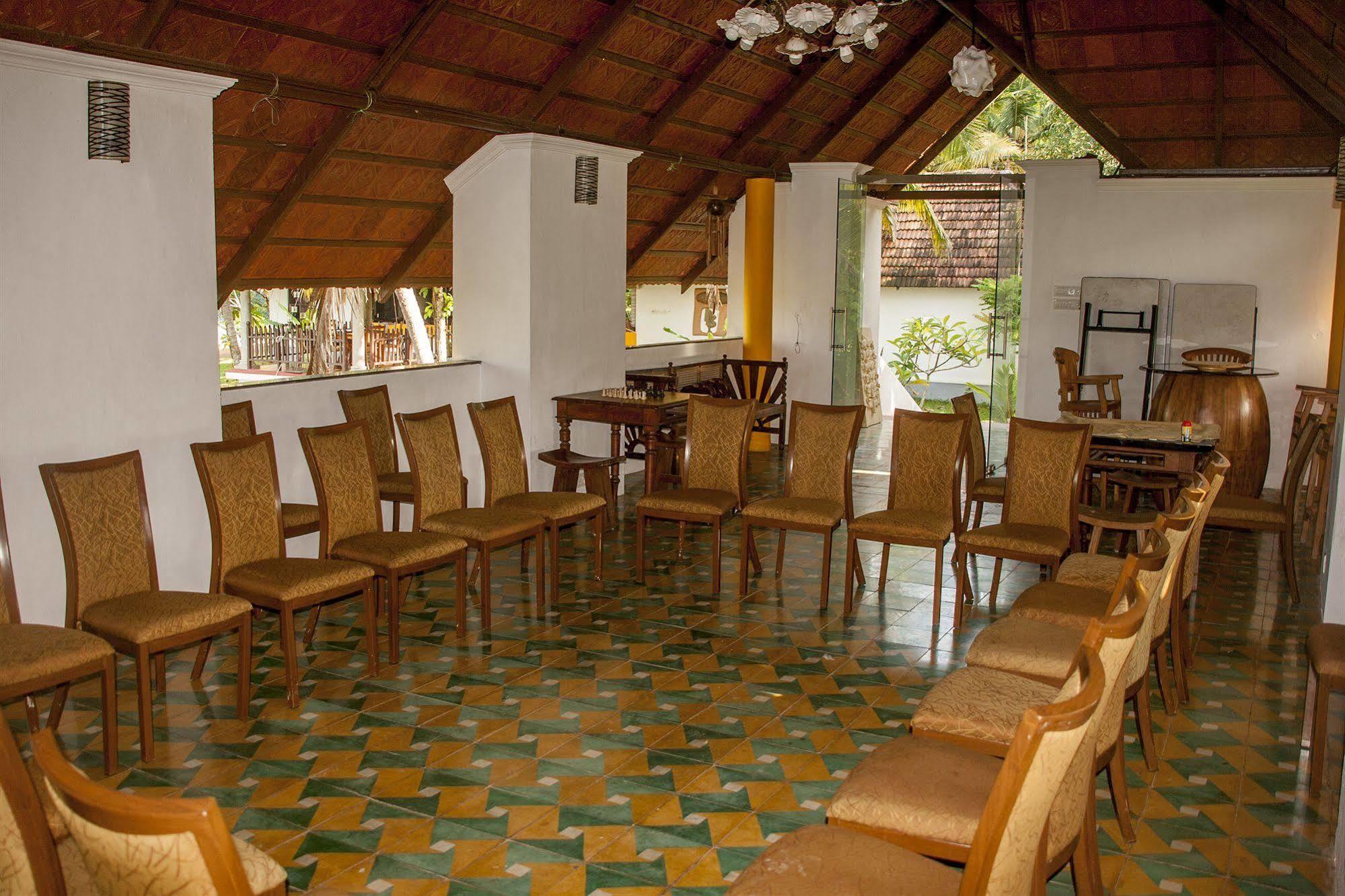 โอเวอร์ เดอะ ฮิลล์ รีสอร์ต Hotel Poovar ภายนอก รูปภาพ