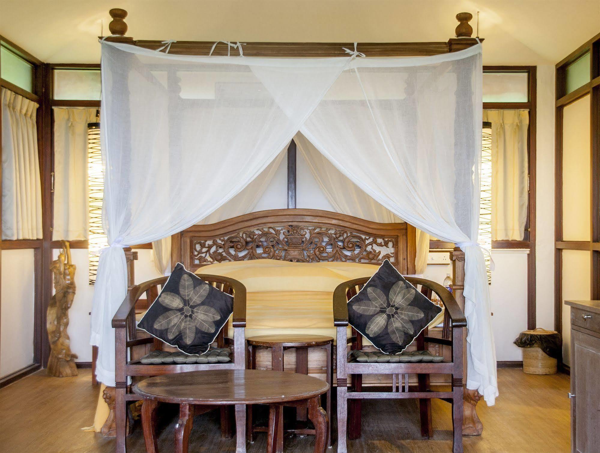 โอเวอร์ เดอะ ฮิลล์ รีสอร์ต Hotel Poovar ภายนอก รูปภาพ