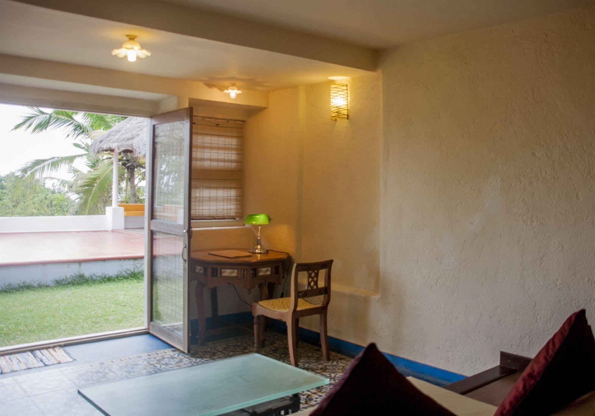 โอเวอร์ เดอะ ฮิลล์ รีสอร์ต Hotel Poovar ภายนอก รูปภาพ
