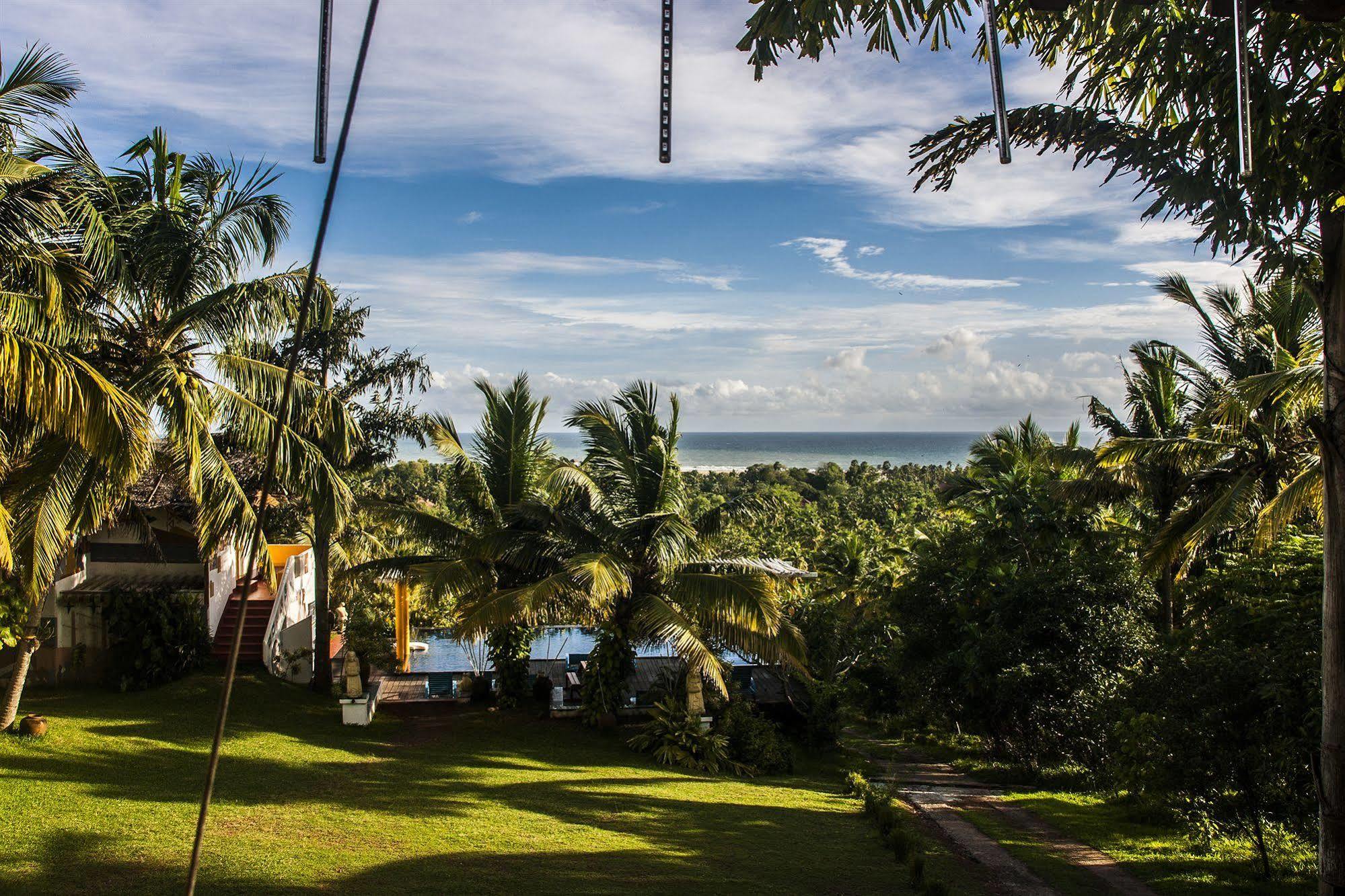 โอเวอร์ เดอะ ฮิลล์ รีสอร์ต Hotel Poovar ภายนอก รูปภาพ