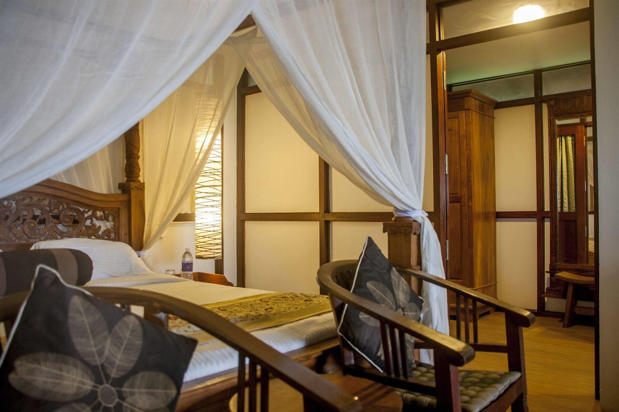 โอเวอร์ เดอะ ฮิลล์ รีสอร์ต Hotel Poovar ภายนอก รูปภาพ