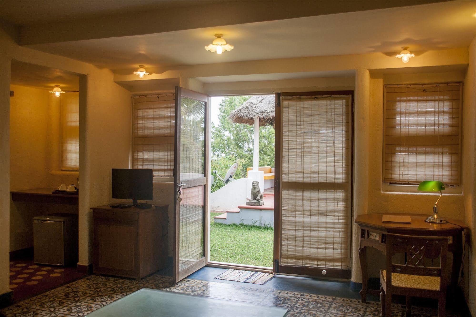 โอเวอร์ เดอะ ฮิลล์ รีสอร์ต Hotel Poovar ภายนอก รูปภาพ