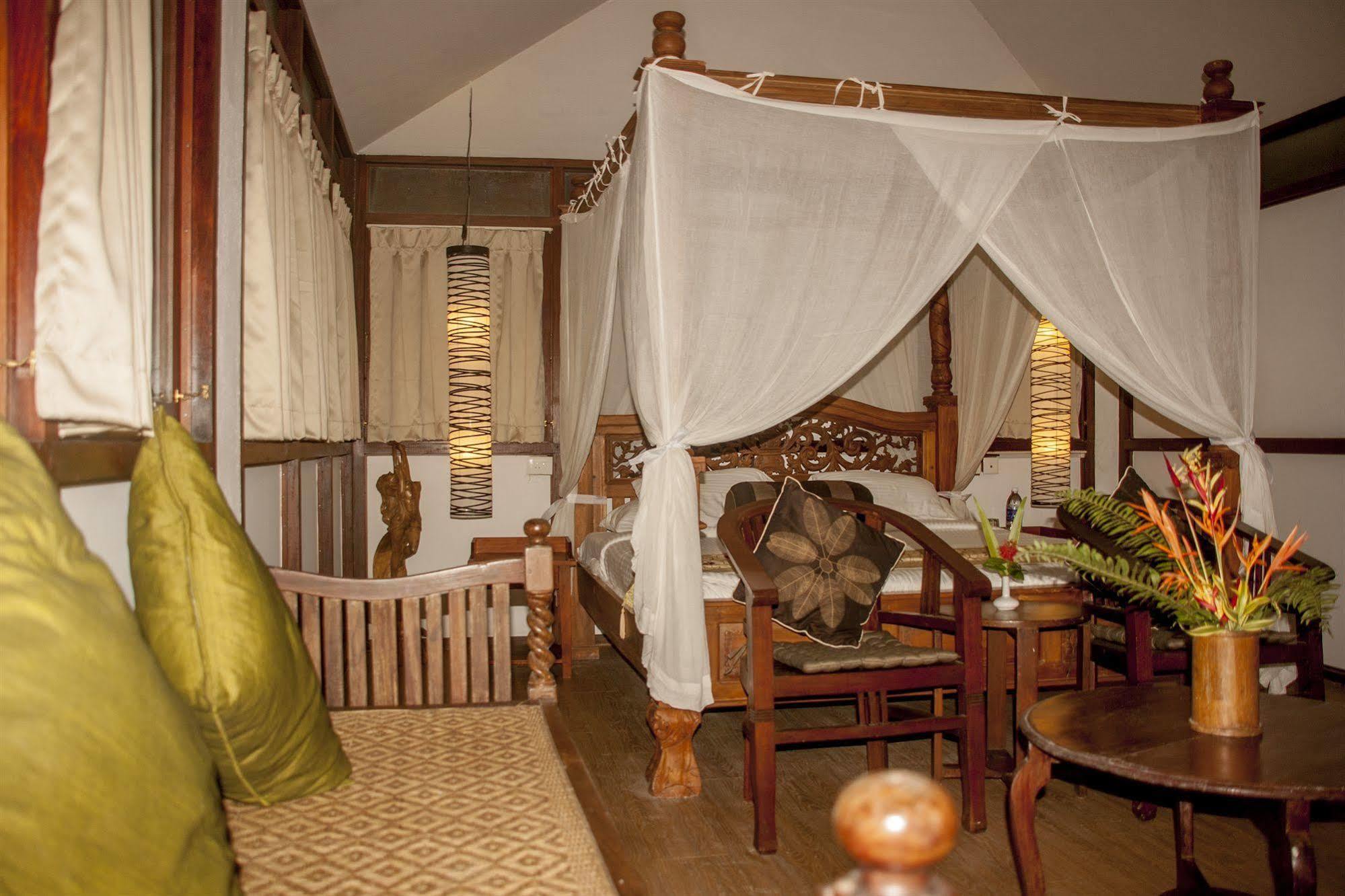 โอเวอร์ เดอะ ฮิลล์ รีสอร์ต Hotel Poovar ภายนอก รูปภาพ
