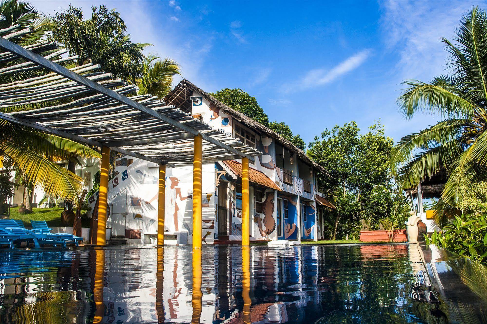 โอเวอร์ เดอะ ฮิลล์ รีสอร์ต Hotel Poovar ภายนอก รูปภาพ