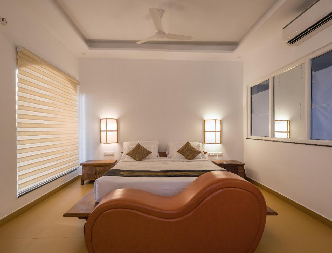 โอเวอร์ เดอะ ฮิลล์ รีสอร์ต Hotel Poovar ภายนอก รูปภาพ